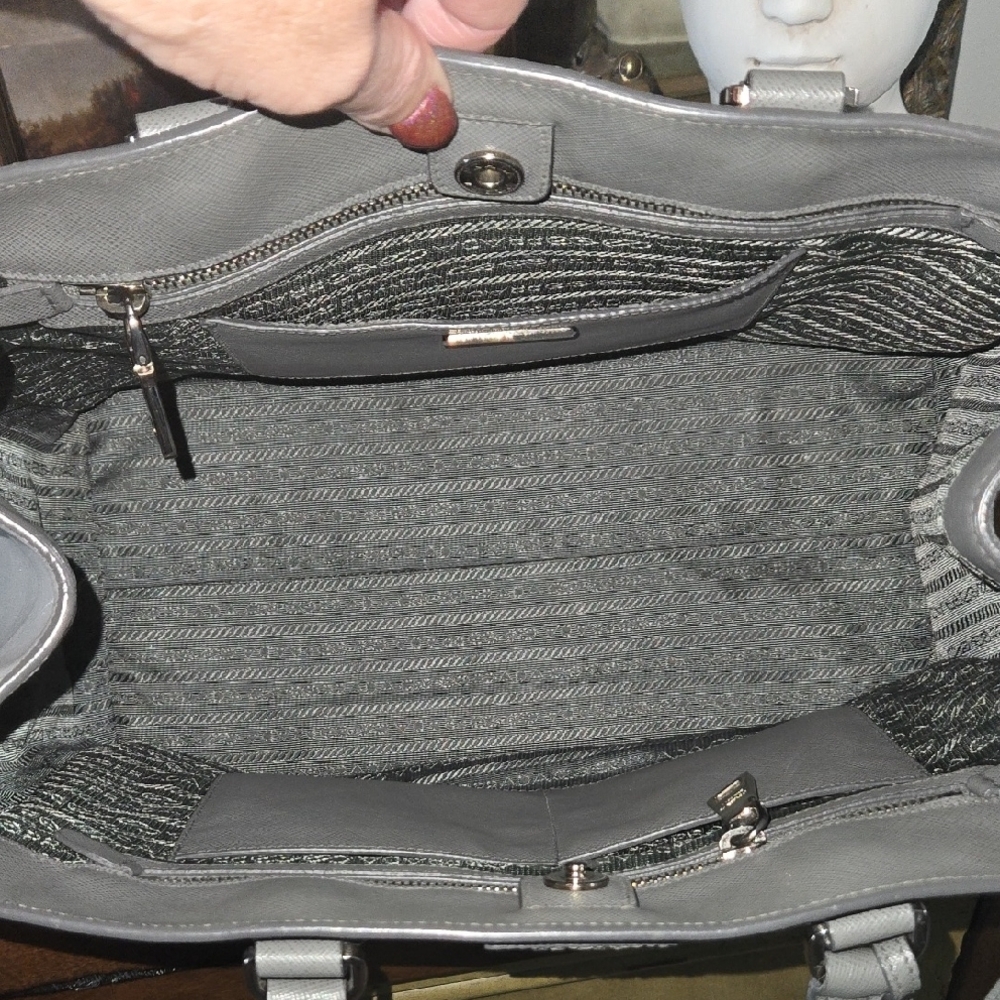 Trade... Do Not Buy Prada Galleria Saffiano leather tote in Two-tone grey - Picture 7 of 15